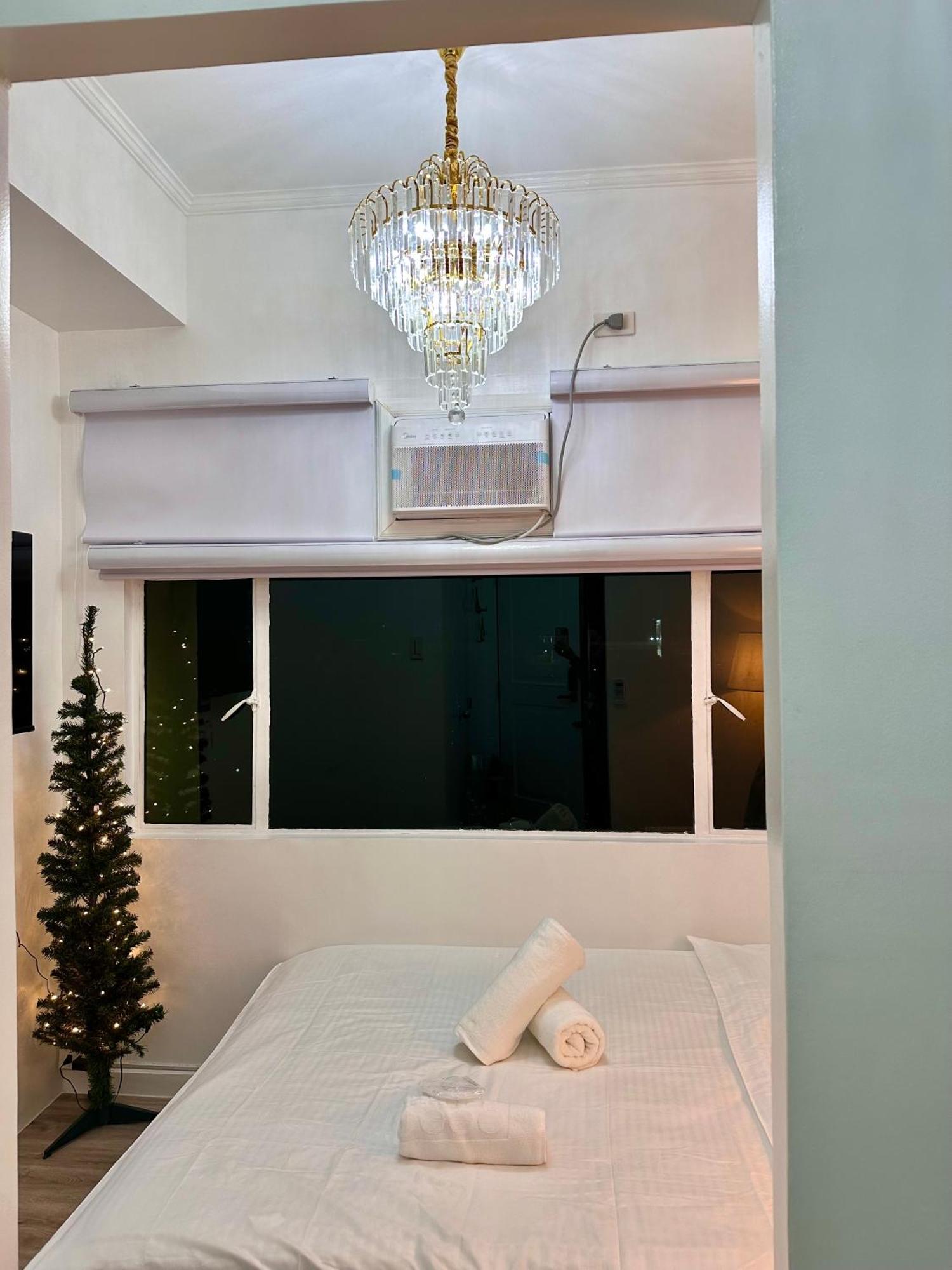 Studio Two Condominium, Alabang - Gold Fiber Wi-Fi -Netflix Ready Muntinlupa City Kültér fotó