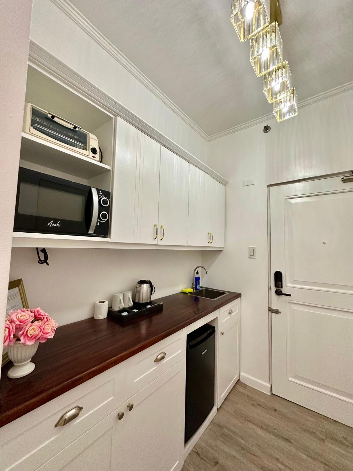 Studio Two Condominium, Alabang - Gold Fiber Wi-Fi -Netflix Ready Muntinlupa City Kültér fotó